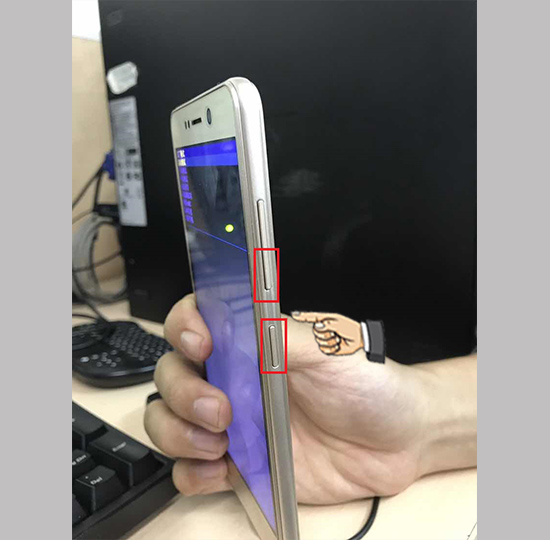 Bấm giữ cùng lúc Nguồn và Giảm âm lượng